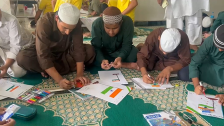 लखनऊ : स्वतंत्रता दिवस से पहले दारुल उलूम फरंगी महल में तिरंगा पेंटिंग प्रतियोगिता, बच्चों में दिखा उत्साह