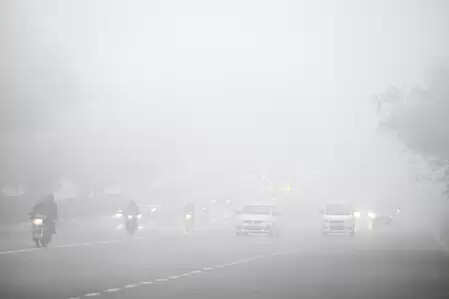 एनसीआर में प्रदूषण और घने कोहरे का कहर, एक्यूआई 450 के पार, नए साल में हल्की बारिश से राहत की उम्मीद