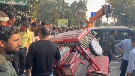 नोएडा में थार गाड़ी से ई-रिक्शा को मारी टक्कर, चार लोग गंभीर रूप से घायल