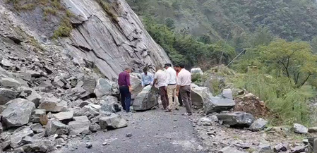 चमोली: नंदप्रयाग-नंदानगर मार्ग पर पहाड़ी से भारी मात्रा में बोल्डर और मलबा गिरा, रास्ता बंद होने से लोग परेशान