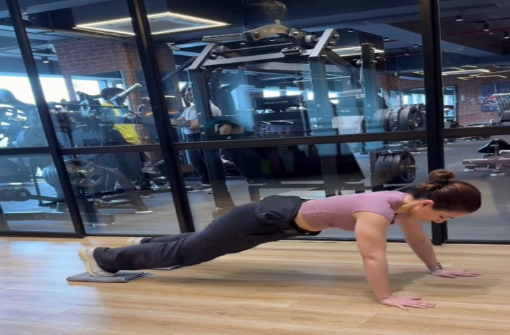 सफाई के साथ-साथ वर्कआउट भी, सोहा अली खान ने एक्सरसाइज को बनाया 'फन एक्टिविटी'