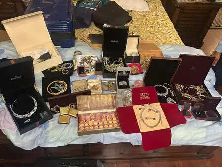 दिल्ली में ईडी की बड़ी कार्रवाई, करोड़ों की नकदी, सोना और दस्तावेज जब्त