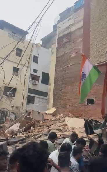 दक्षिण दिल्ली के सत्य निकेतन में इमारत गिरी, कई लोगों के फंसे होने की आशंका
