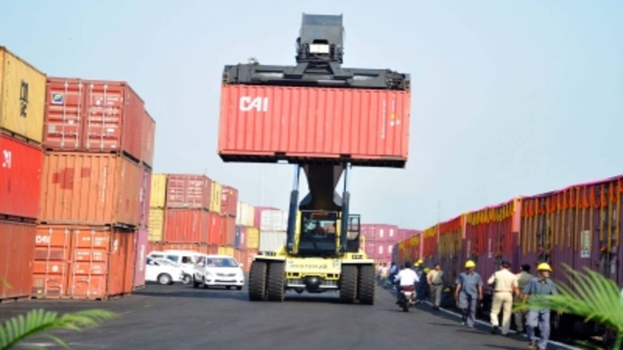 भारत की एक्सपोर्ट ग्रोथ का सबसे बड़ा इंजन बना गुजरात, देश के रिकॉर्ड 863 अरब डॉलर के निर्यात में 110 अरब डॉलर का योगदान