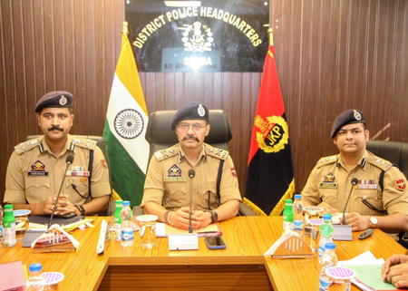आईजीपी जम्मू ने जम्मू-कश्मीर के सांबा में सुरक्षा और पुलिसिंग इंतजामों का जायजा लिया