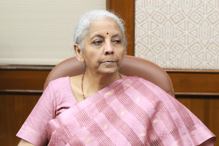 बैंक मिस-सेलिंग बंद करें, अपने मूल काम पर दें ध्यान: वित्त मंत्री सीतारमण