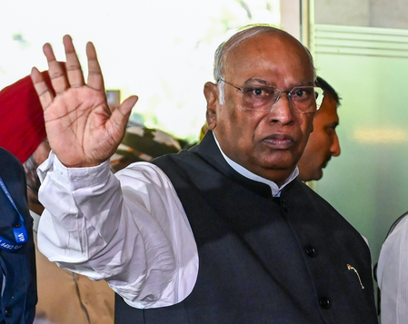 'सीईसी का इस्तीफा, एसआईआर वापस लें और बैलेट पेपर से हो चुनाव', कांग्रेस अध्यक्ष खड़गे ने गिनाईं पार्टी की 3 मांगें
