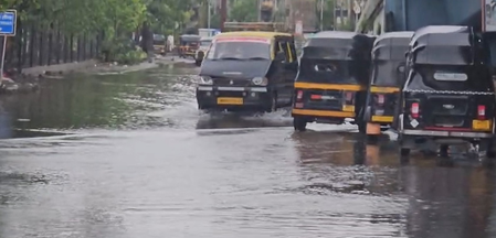 मुंबई में रेड अलर्ट के बीच मूसलाधार बारिश, कुर्ला टर्मिनस परिसर में जलभराव से जनजीवन प्रभावित