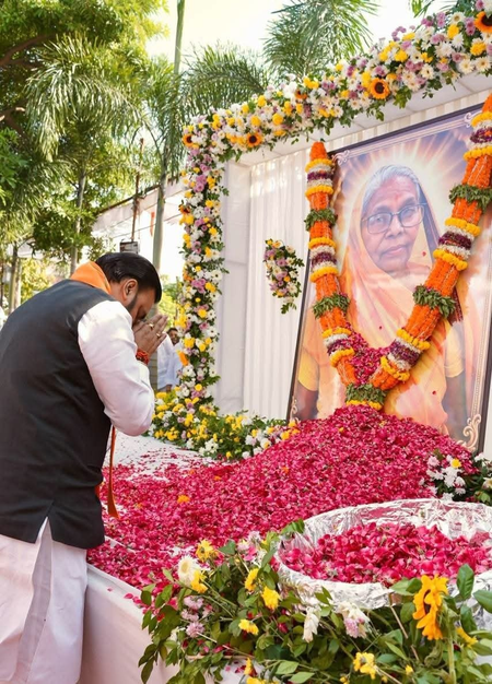 बिहार: भाजपा के राष्ट्रीय महामंत्री हरीश द्विवेदी की माताजी के श्राद्धकर्म में शामिल हुए सीएम चौधरी, दी श्रद्धांजलि