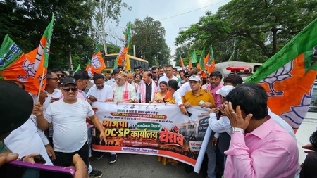 झारखंडः नियुक्ति परीक्षाओं में गड़बड़ी और छात्रों पर दर्ज मुकदमों के खिलाफ भाजपा का प्रदर्शन