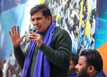 'आप' ने लगाया दिल्ली सरकार पर शालीमार बाग में गरीबों के मकानों को तोड़ने का आरोप