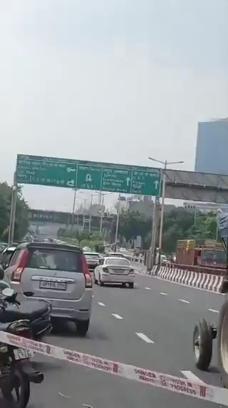 नोएडा के एलिवेटेड रोड पर 10 फीट गहरा गड्ढा, करोड़ों की लागत से बने मार्ग की सुरक्षा पर उठे सवाल
