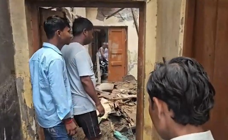 नॉर्थ-ईस्ट दिल्ली में घर की छत गिरने से दंपति की मौत, बच्चा बचा