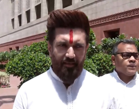 एनडीए के सांसदों ने पीएम मोदी के ऐतिहासिक कदम को सराहा, कहा-आज का दिन भावुक और महिलाओं के सम्मान का