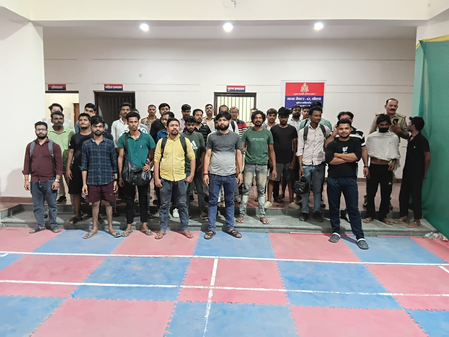 सार्वजनिक स्थानों पर नशा करने वालों के खिलाफ नोएडा पुलिस का अभियान, 125 लोगों पर कार्रवाई