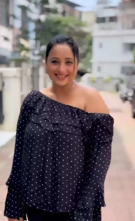 रानी चटर्जी के स्टाइलिश पोज और अक्षरा सिंह की शायराना सोच ने फैंस को किया दीवाना