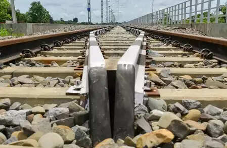 आंध्र प्रदेश : ट्रेन की चपेट में आने से 4 लोगों की मौत, तीन महिलाएं शामिल