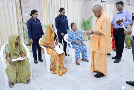 ‘जनता दर्शन’ में सीएम योगी ने सुनीं लोगों की समस्या, बिहार से पहुंची महिला का भी किया अभिवादन