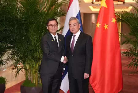 वांग यी ने थाई विदेश मंत्री सिहासाक फुआंगकेटकेव से मुलाकात की