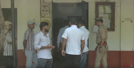 उत्तर प्रदेश में एमएलसी चुनाव के लिए वोटिंग जारी, भाजपा प्रदेश उपाध्यक्ष नीरज सिंह और सपा प्रत्याशी कांति सिंह ने डाला वोट