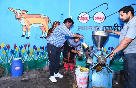 गोबरधन योजना: बायोगैस संयंत्रों ने बदली यूपी के गांवों की तस्वीर, स्वच्छता के साथ आय और रोजगार में बढ़ोतरी