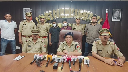 नोएडा: वाहन चोर गिरोह का पर्दाफाश, 12 वाहन व अवैध हथियार बरामद