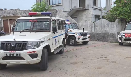गुजरात पुलिस की बड़ी कार्रवाई, भावनगर में जहरीली शराब से मौत मामले में 13 लोग गिरफ्तार