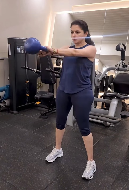 भाग्यश्री ने बताए केटलबेल स्विंग्स एक्सरसाइज के फायदे, ब्लड सर्कुलेशन को बनाती है बेहतर