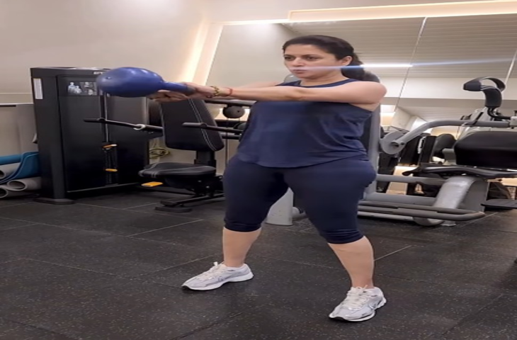 भाग्यश्री ने बताए केटलबेल स्विंग्स एक्सरसाइज के फायदे, ब्लड सर्कुलेशन को बनाती है बेहतर