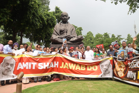 विपक्षी सांसदों ने संसद में गांधी की प्रतिमा से मकर द्वार तक निकाला मार्च, गृह मंत्री से सदन में जवाब देने की मांग