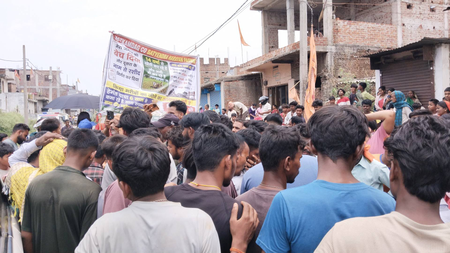हजारीबाग : अंचल कार्यालय में भ्रष्टाचार के विरोध में मोबाइल टावर पर चढ़ा युवक, ग्रामीणों ने की सड़क जाम