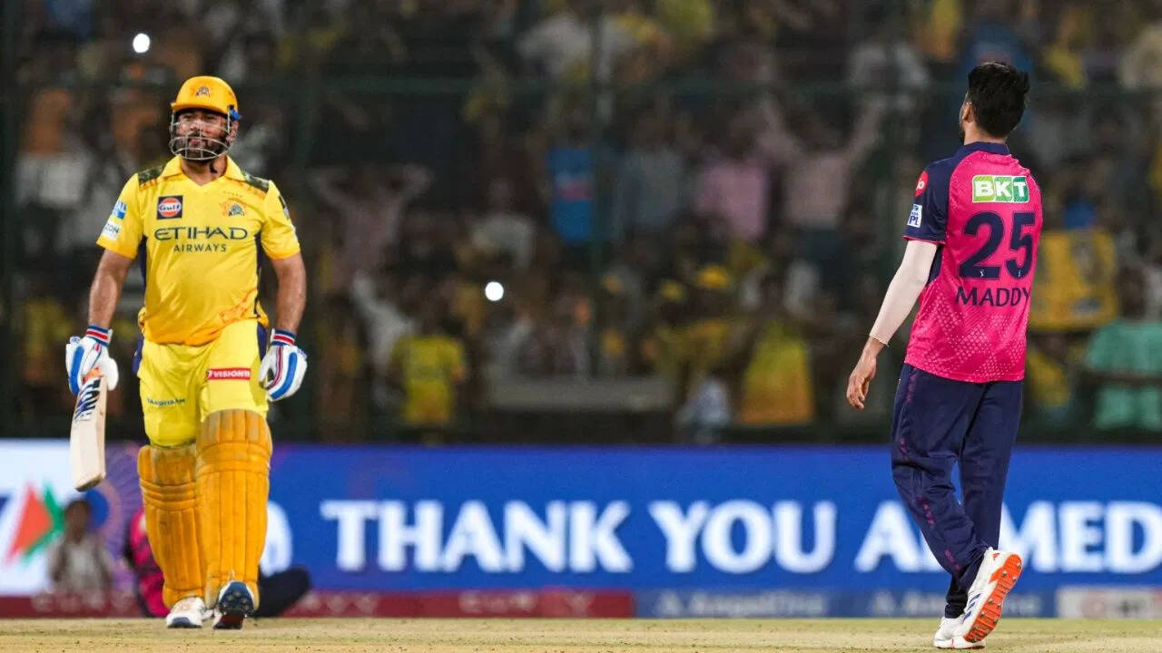 इंजीनियरिंग के साथ ली क्रिकेट ट्रेनिंग, मां ने छूडवा दी नौकरी, धोनी को आउट कर हाथ जोड़ने वाले आकाश मधवाल की दिलचस्प कहानी