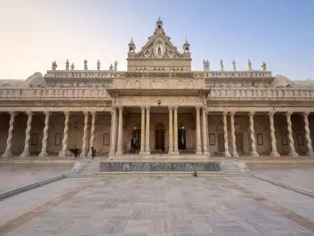 बसंत पंचमी पर वृंदावन के इस मंदिर में खुलता है रहस्यमयी कमरा, विदेशों से दर्शन करने के लिए आते हैं भक्त