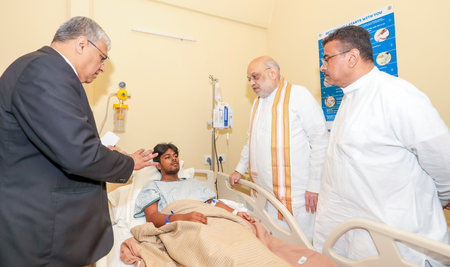 कोलकाता हादसा : गृह मंत्री अमित शाह ने किया अस्पताल का दौरा, जाना घायलों का हालचाल