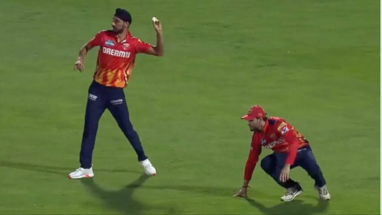 जूते का धोखा पड़ा भारी, कैच लेने की बजाय जमीन पर बैठ गया खिलाडी, दिखा मजेदार नजारा