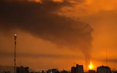 तेहरान का आसमान हुआ काला, जहरीली बारिश से बचने की लोगों को दी गई सलाह