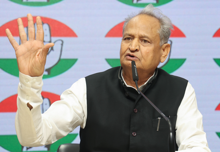 राजस्थान कांग्रेस में फिर छिड़ी हाईकमान की बहस, धारीवाल के बयान से गहलोत-पायलट में गुटबाजी आई सामने
