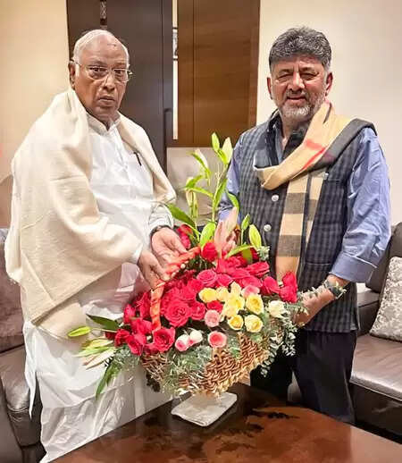 खड़गे से मुलाकात के बाद शिवकुमार बोले, 'कांग्रेस के लिए हर तरह का काम किया'