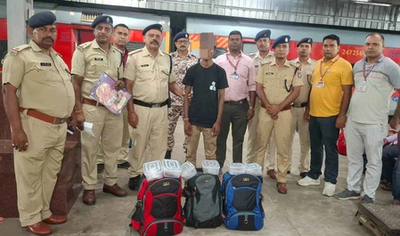 झारखंड : धनबाद स्टेशन पर 9 लाख रुपए का गांजा जब्त, एक तस्कर गिरफ्तार