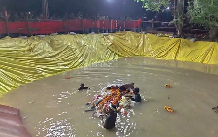 गाजीपुर में कृत्रिम तालाब में हो रहा दुर्गा प्रतिमाओं का विसर्जन, सुरक्षा के व्यापक इंतजाम