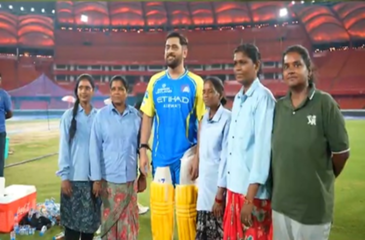 आईपीएल 2026: ग्राउंड्समैन के साथ तस्वीरें खिंचवाने पहुंचे महेंद्र सिंह धोनी, जीता फैंस का दिल