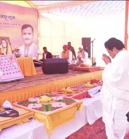 बॉलीवुड एक्टर राजपाल यादव ने त्रिवेणी संगम में किया स्नान-ध्यान