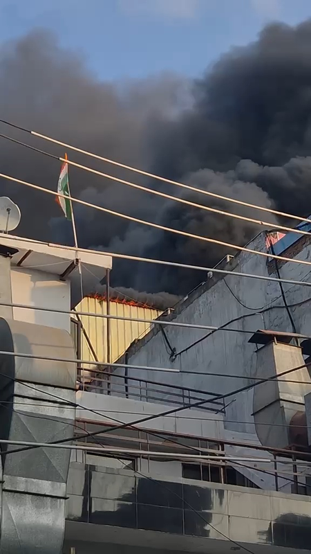 नोएडा के सेक्टर-10 की फैक्ट्री में भीषण आग, लाखों का सामान जलकर राख; आसपास मची अफरातफरी