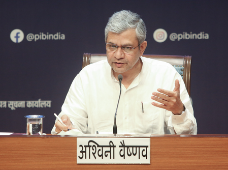 अर्नब चक्रवात : रेल मंत्री ने अधिकारियों के साथ की बैठक, कहा-हालात पर करीब से रखी जा रही नजर