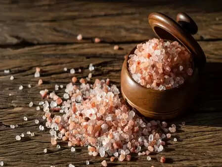 चुटकी भर सेंधा नमक दिलाएगा कई परेशानियों से छुटकारा, जानें सेवन का सही तरीका