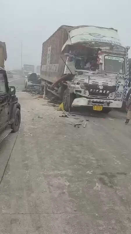 ईस्टर्न पेरिफेरल पर टकराए 10 से ज्यादा वाहन, हाइवे पर लगातार कोहरे का अनाउंसमेंट कर रही पुलिस