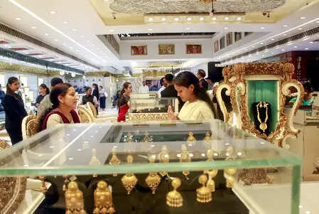 सोना में तेजी बरकरार; चांदी 1,100 रुपए से अधिक सस्ती हुई