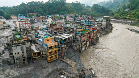 नेपाल में बाढ़ में फंसे पर्यटकों की सहायता के लिए सरकार केंद्र के संपर्क में: गिरीश महाजन