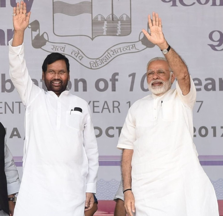'जनसेवा और राष्ट्रसेवा के लिए स्मरणीय रहेंगे रामविलास', जयंती पर पीएम मोदी समेत कई दिग्गजों ने दी श्रद्धांजलि
