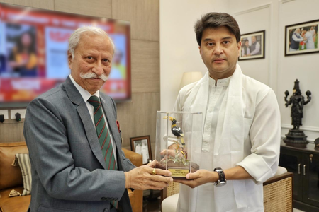 अरुणाचल प्रदेश के राज्यपाल और केंद्रीय मंत्री सिंधिया ने खेल और कीवी की खेती पर चर्चा की